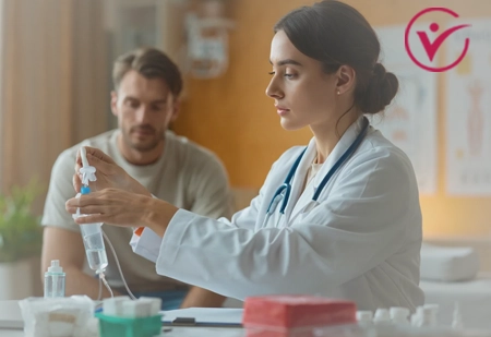 Врач готовит капельницу для пациента